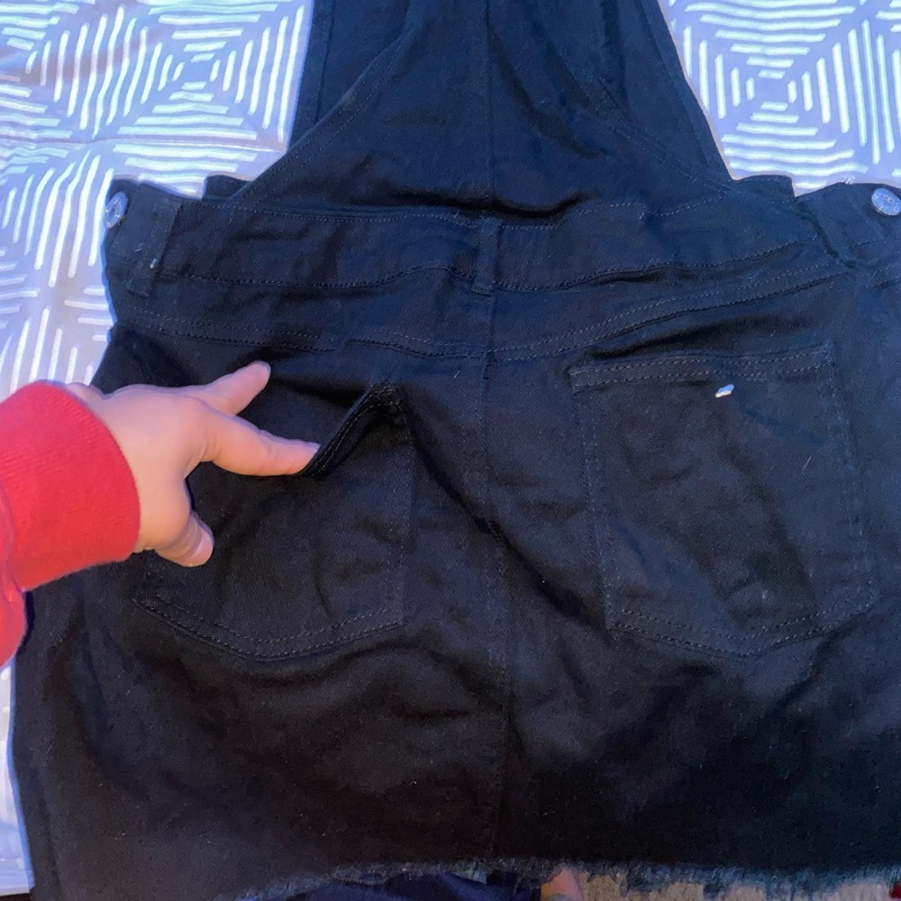 Size small , color black , really really really cute !